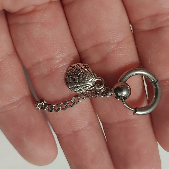 Seashell Cartilage Earring - Picture 2 of 3